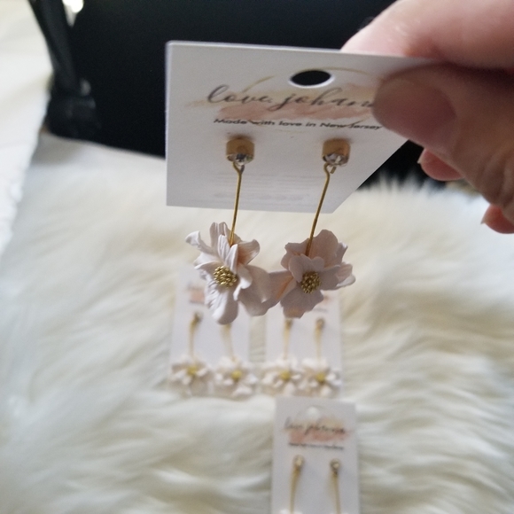 HANDMADE polymer clay White FLOWER on STAINLESS steel post - Picture 3 of 3